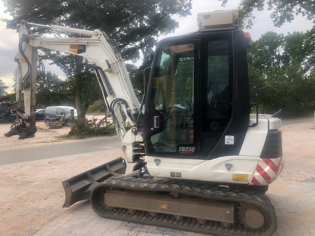 TAKEUCHI TB 250