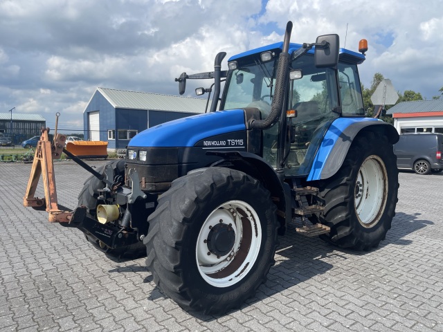 New Holland TS 115 met fronthef&pto