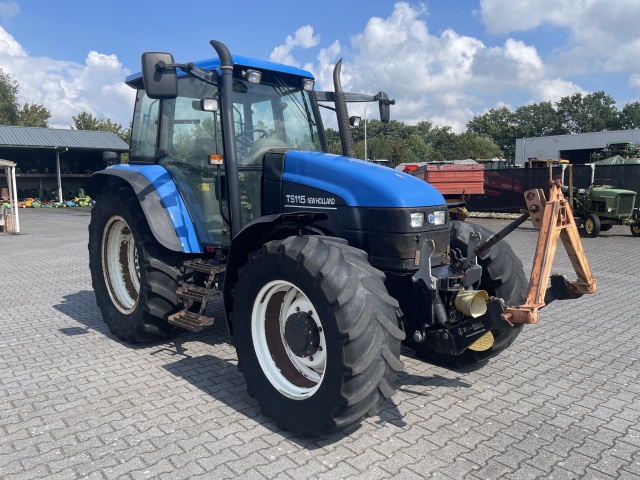 New Holland TS 115 met fronthef&pto