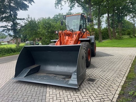 DOOSAN DL250 kniklader met hoogkipbak