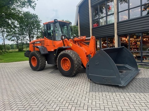 DOOSAN DL250 kniklader met hoogkipbak