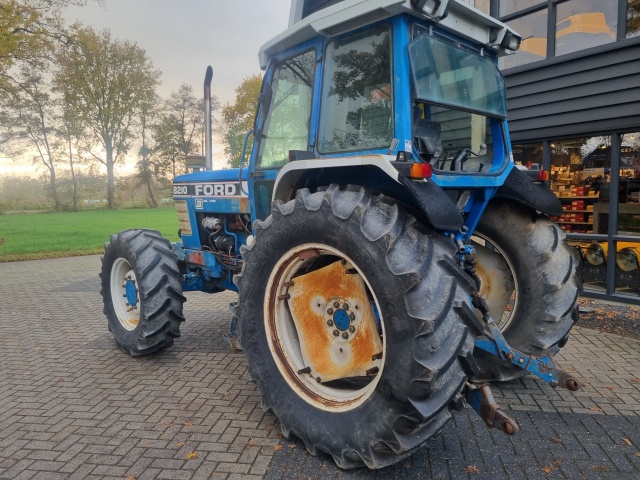 Gebruikte Ford 8210 tractor 6 cilinder