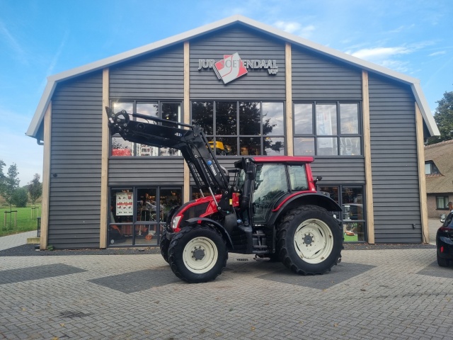 VALTRA N113 tractor met Trima voorlader