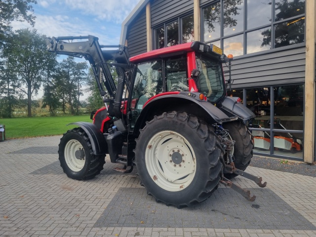 VALTRA N113 tractor met Trima voorlader