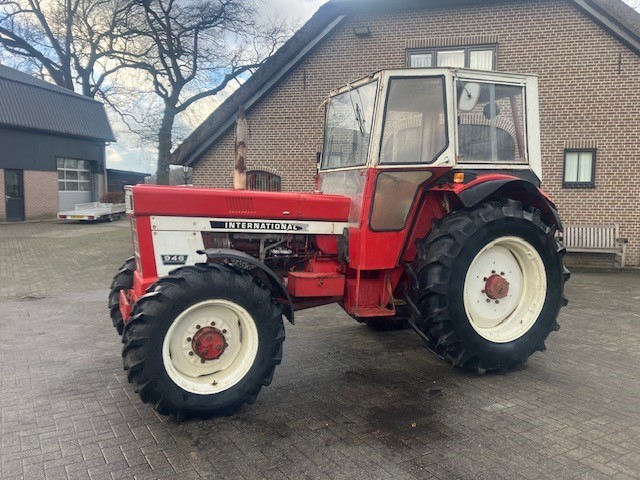 Gebruikte INTERNATIONAL 946 tractor